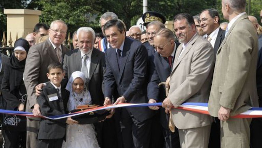 Francois Fillon inaugure la mosquée d'Argenteuil avec une fillette voilée
