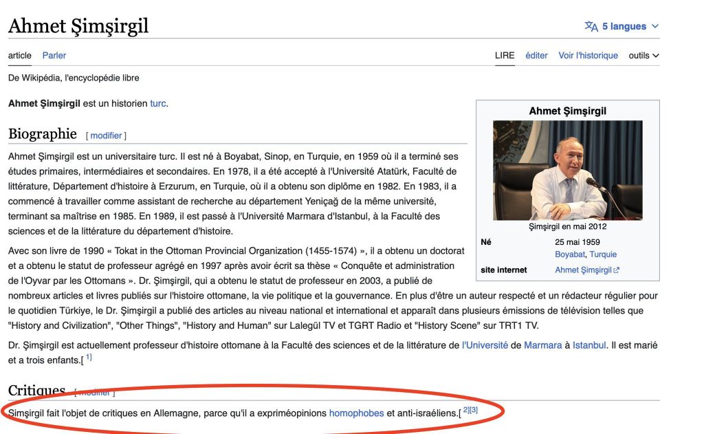 Ahmet Simsirgil décrit comme homophobe sur sa page Wikipédia